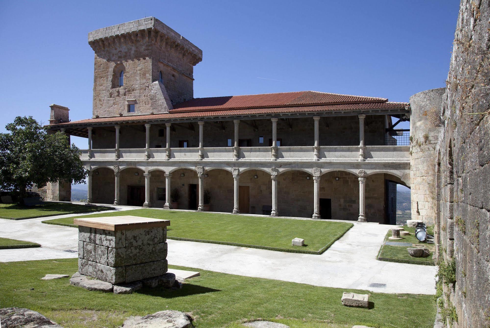 Castillo De Hotel Monterrei