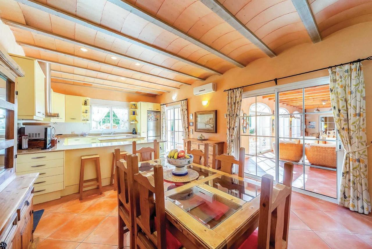 Estrellita Villa