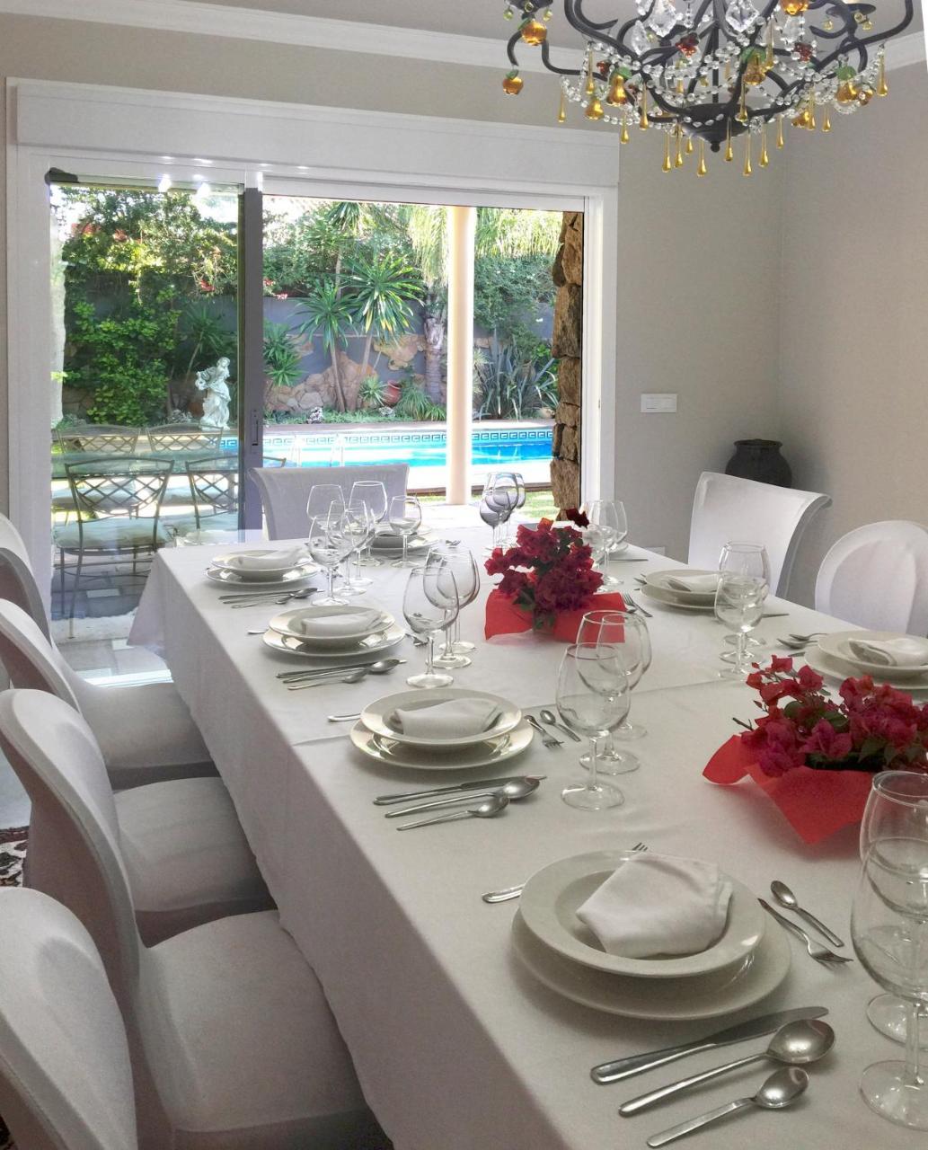 Villa De Lujo Con Jardines Y Piscina