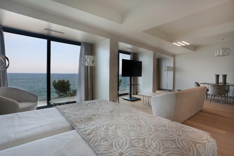 Cosmo Aparthotel 4*