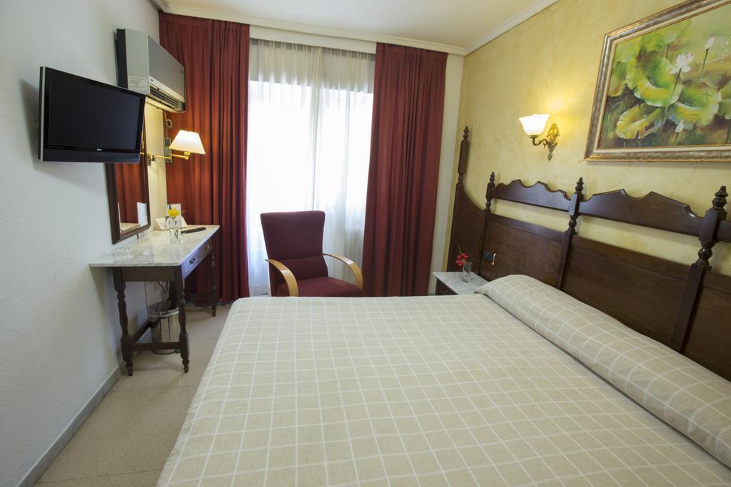 Reyes Catolicos Hotel