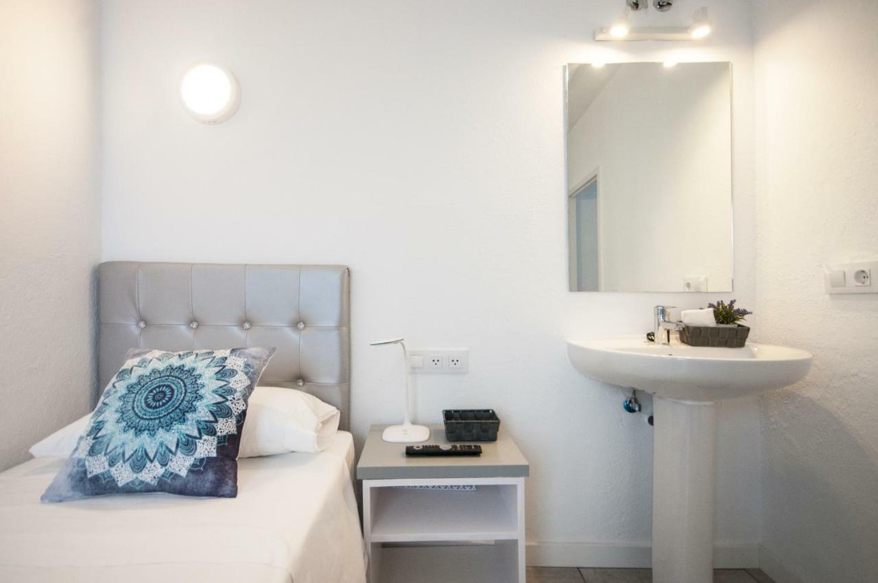 Lets Holidays Hostal *