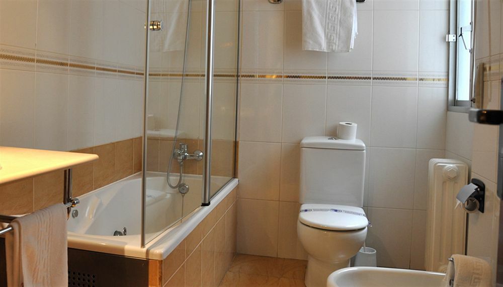 Reyes Catolicos Hotel