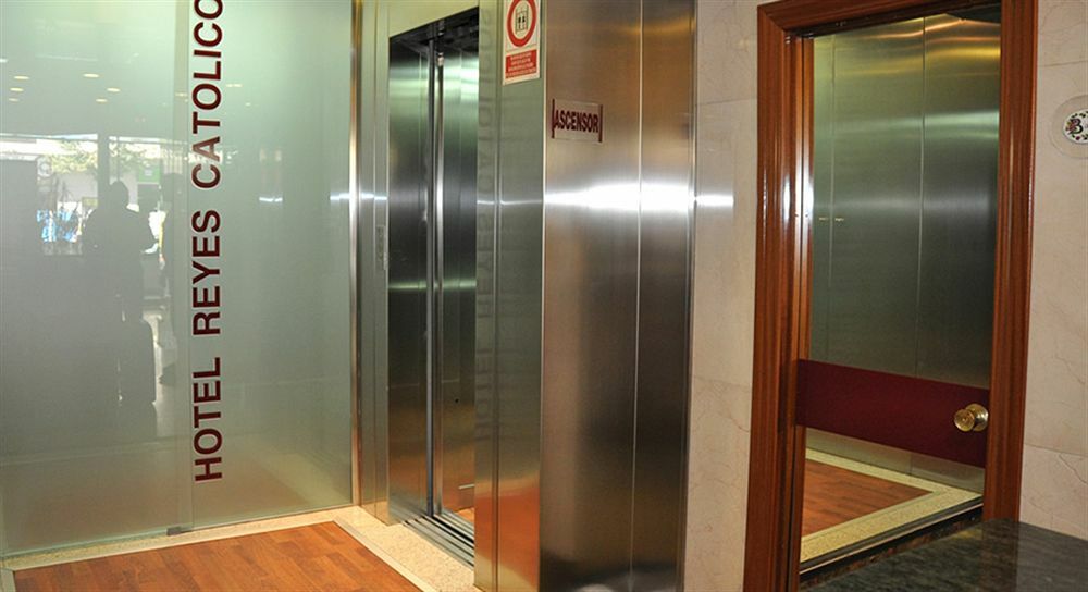 Reyes Catolicos Hotel