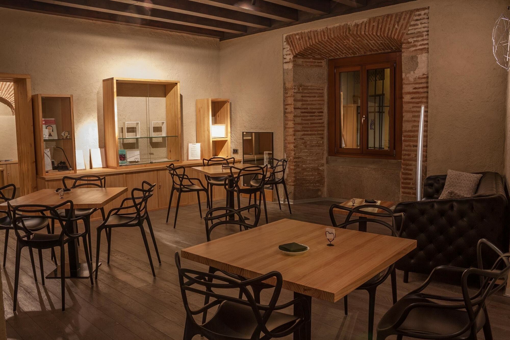 El Encanto & Cafeteria Hotel