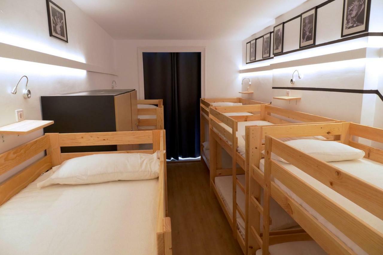 Guitar Hostel *