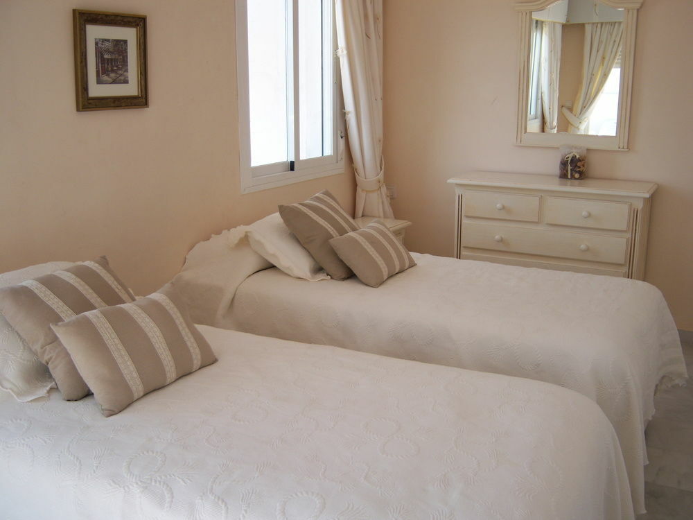 Y Casas Serinamar Marbella 3*