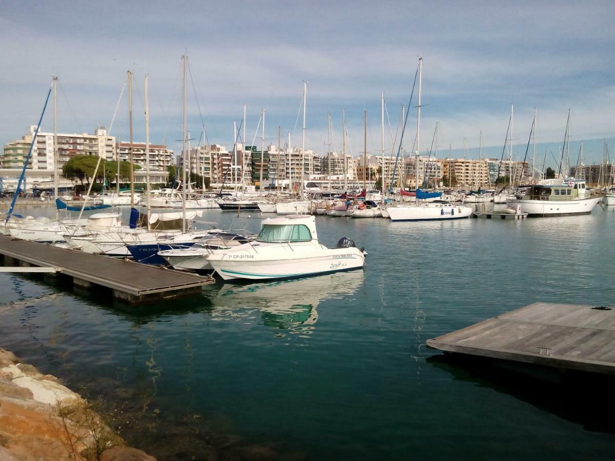 Familiar En Un Atico Con Gran Terraza Y,cocina ,en La Playa *
