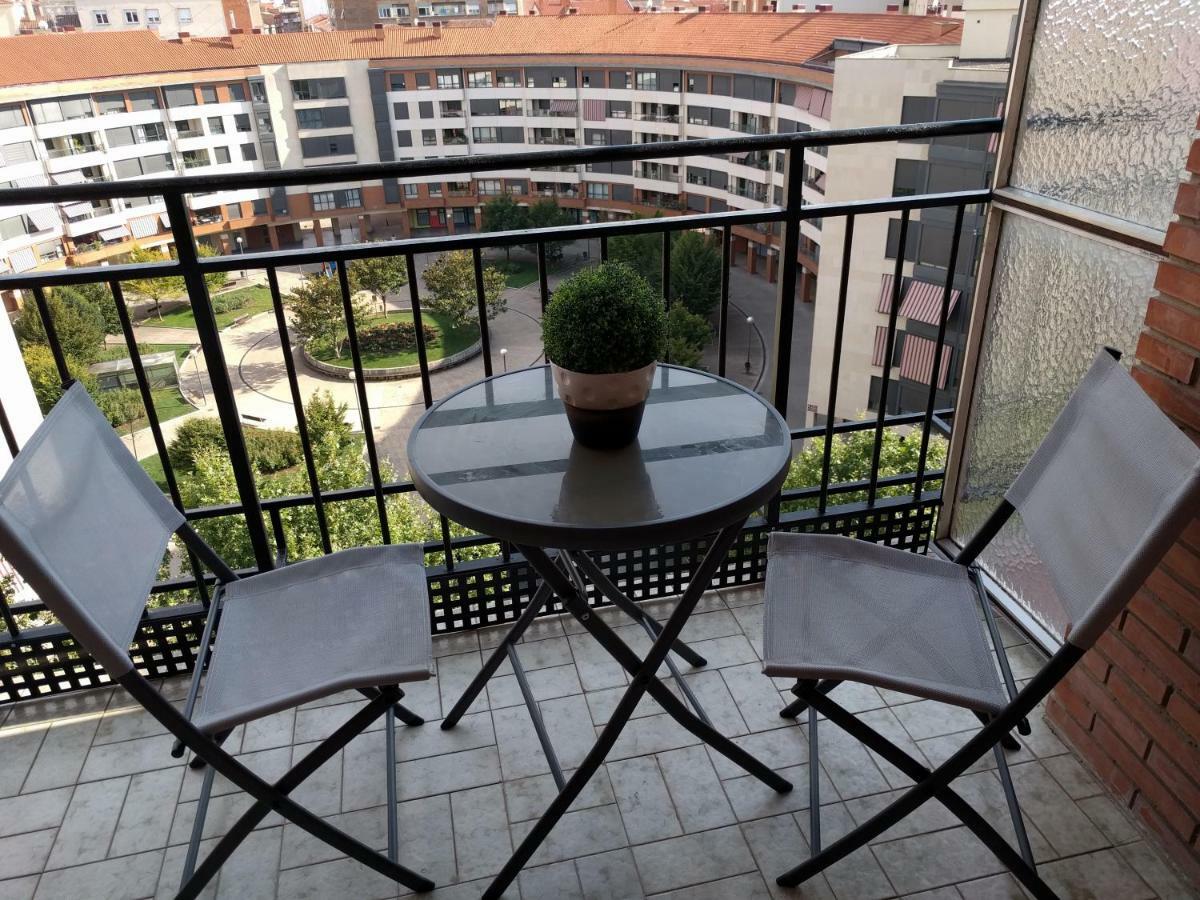 Manzanera, Junto Ayuntamiento Y Riojaforum Logrono