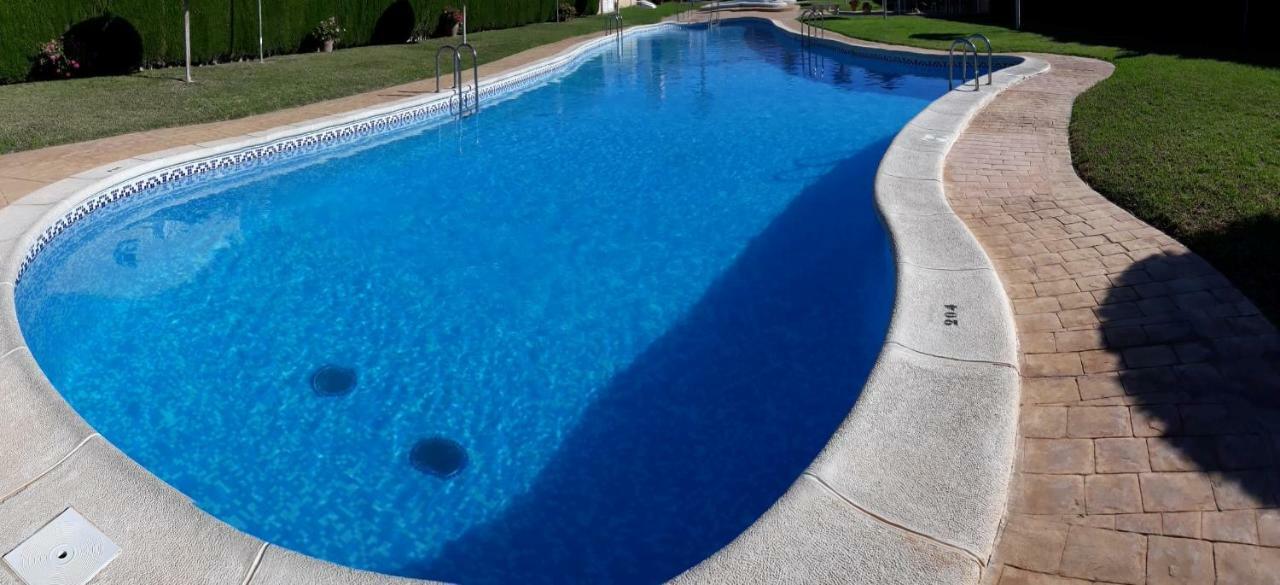 Fabulous Detached Large 5 Bedrooms 3 Bathrooms Backing Onto Golf Course Villa Villamartin (Valencia)