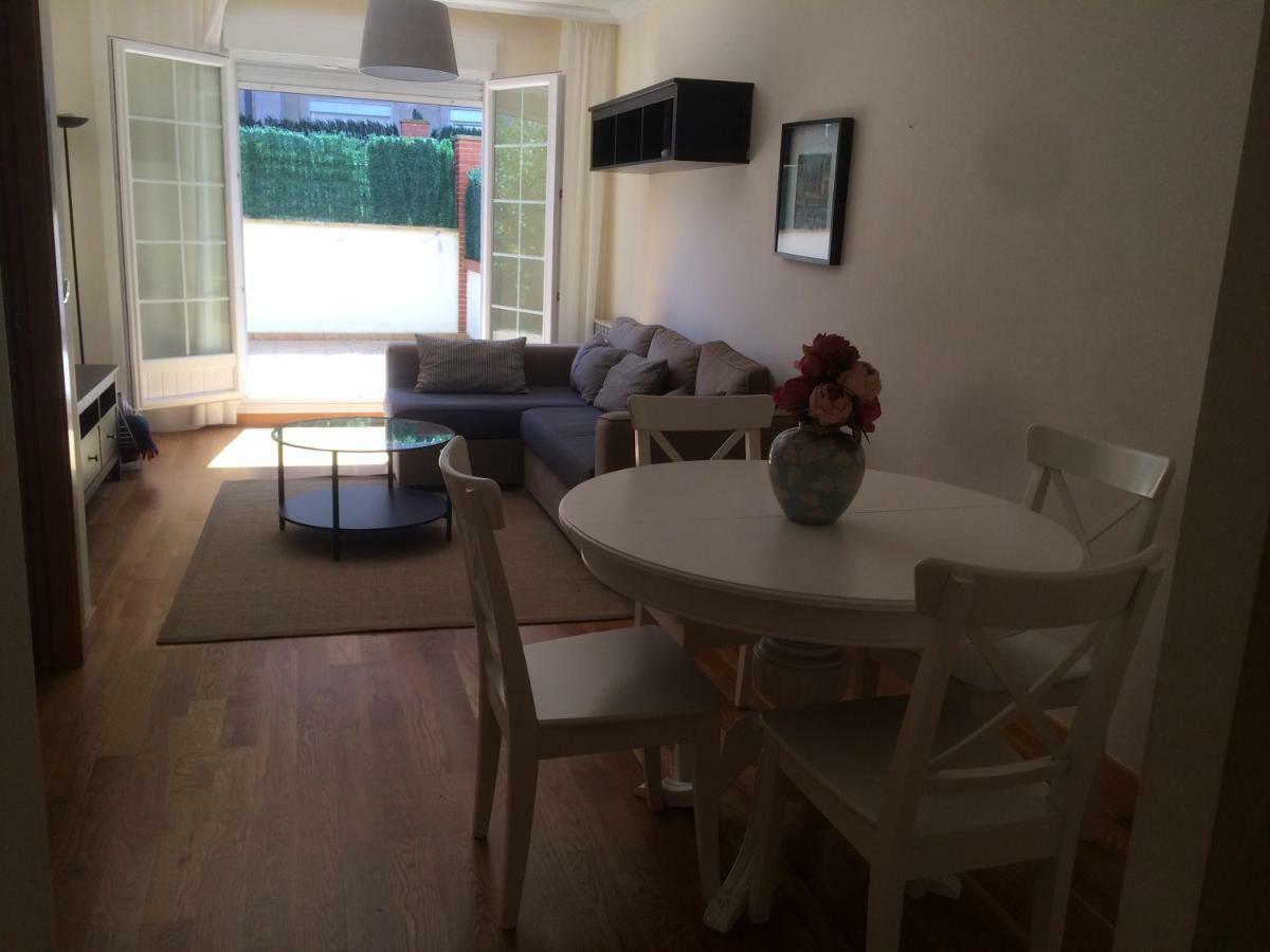 Con Terraza Y Jardin En *