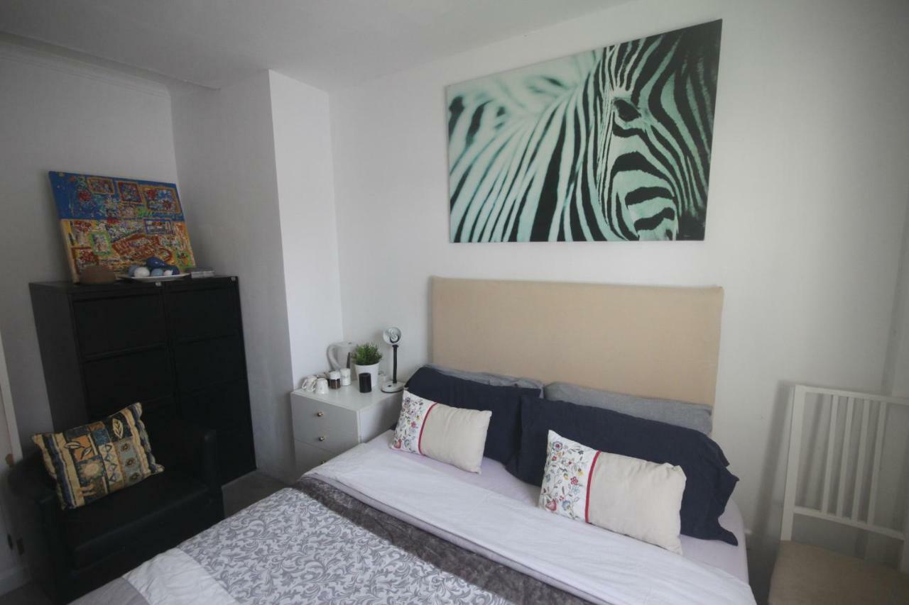Little Peaceful Retreat: Private With Terrace And Amenities Homestay Marbella
