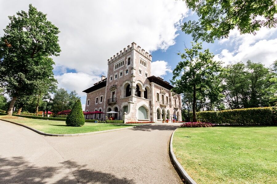 Castillo Del Bosque La Zoreda Hotel