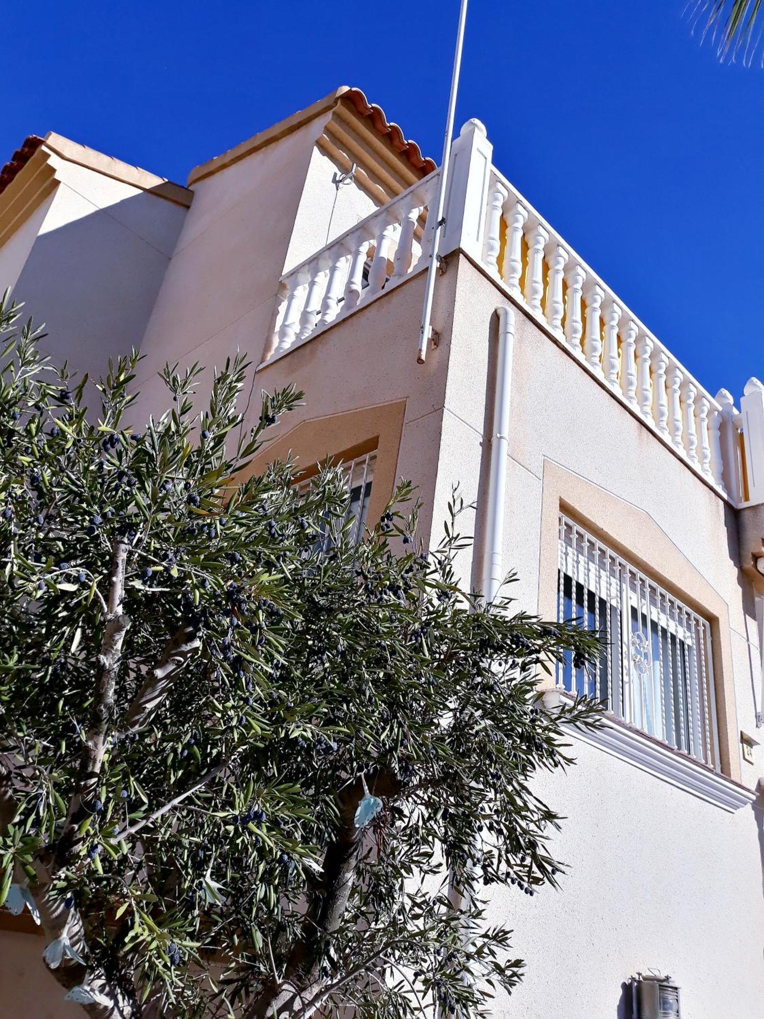 Fabulous Detached Large 5 Bedrooms 3 Bathrooms Backing Onto Golf Course *