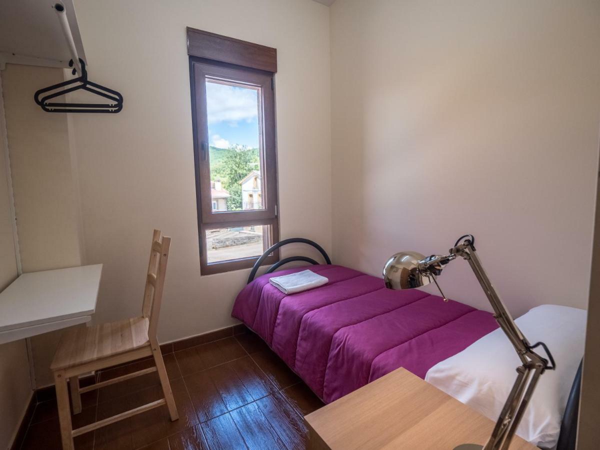 Hostel De *