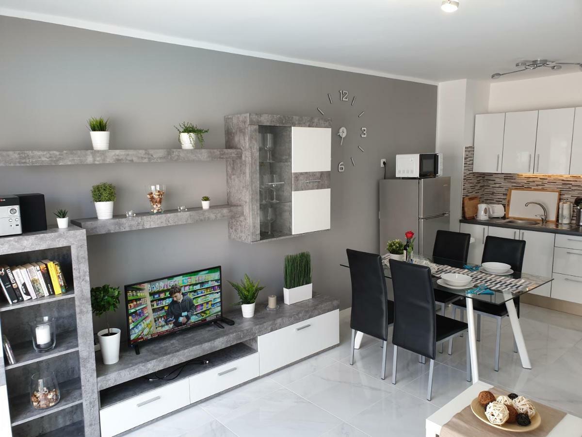 Casa Flores With Heated Pool, Only 490 Meters To The Beach, Balcony, Wifi Apartamento Arona (Tenerife)