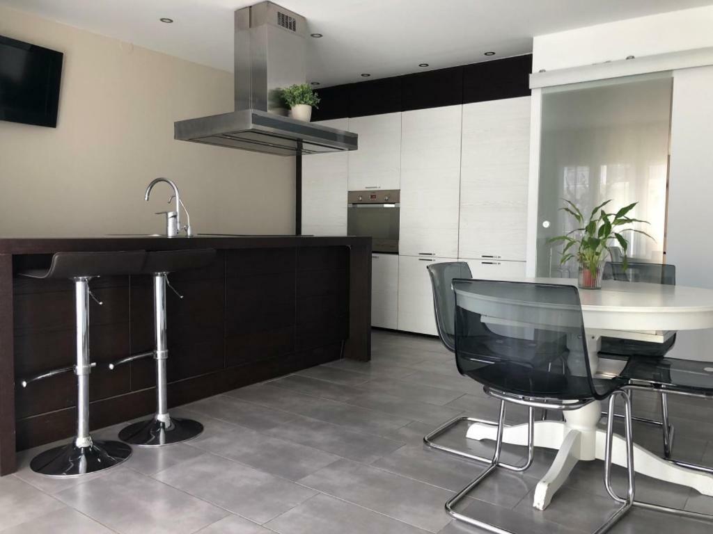 Сasa de vacaciones Moderna Casa Con Calefacción, Wifi, Barbacoa, Jardines Y Piscina Comunitaria *