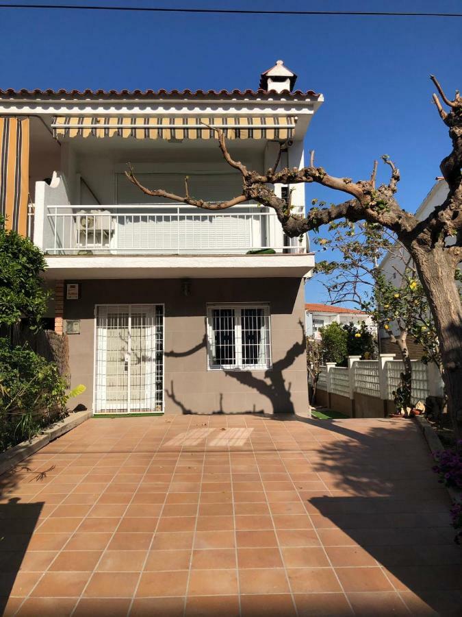 Casa Adosada Con Piscina En Comarruga Holiday home *