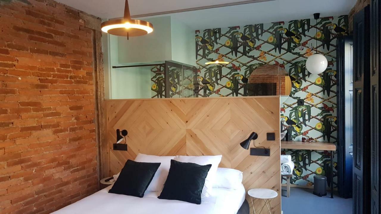 13 Guest house *