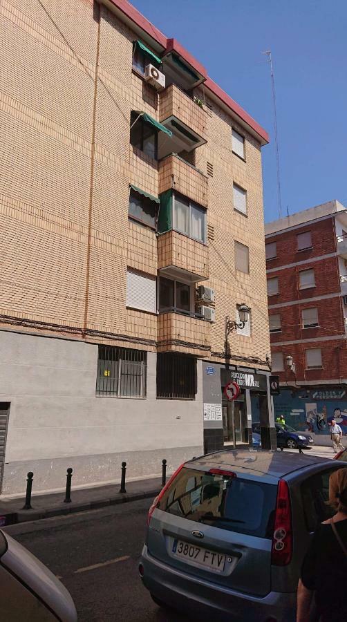 Habitación Triple Con Aire Acondicionado, Cama De Matrimonio Y De Cuerpo Y Medio A Kilómetro Y Pico De La Playa Valencia