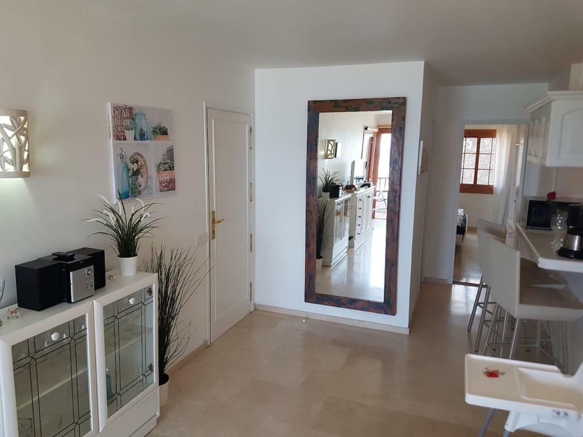 Playa Del Duque In 1st Sea Line Directly On The Beach, Heated Pool, Wifi, Balcony Apartamento