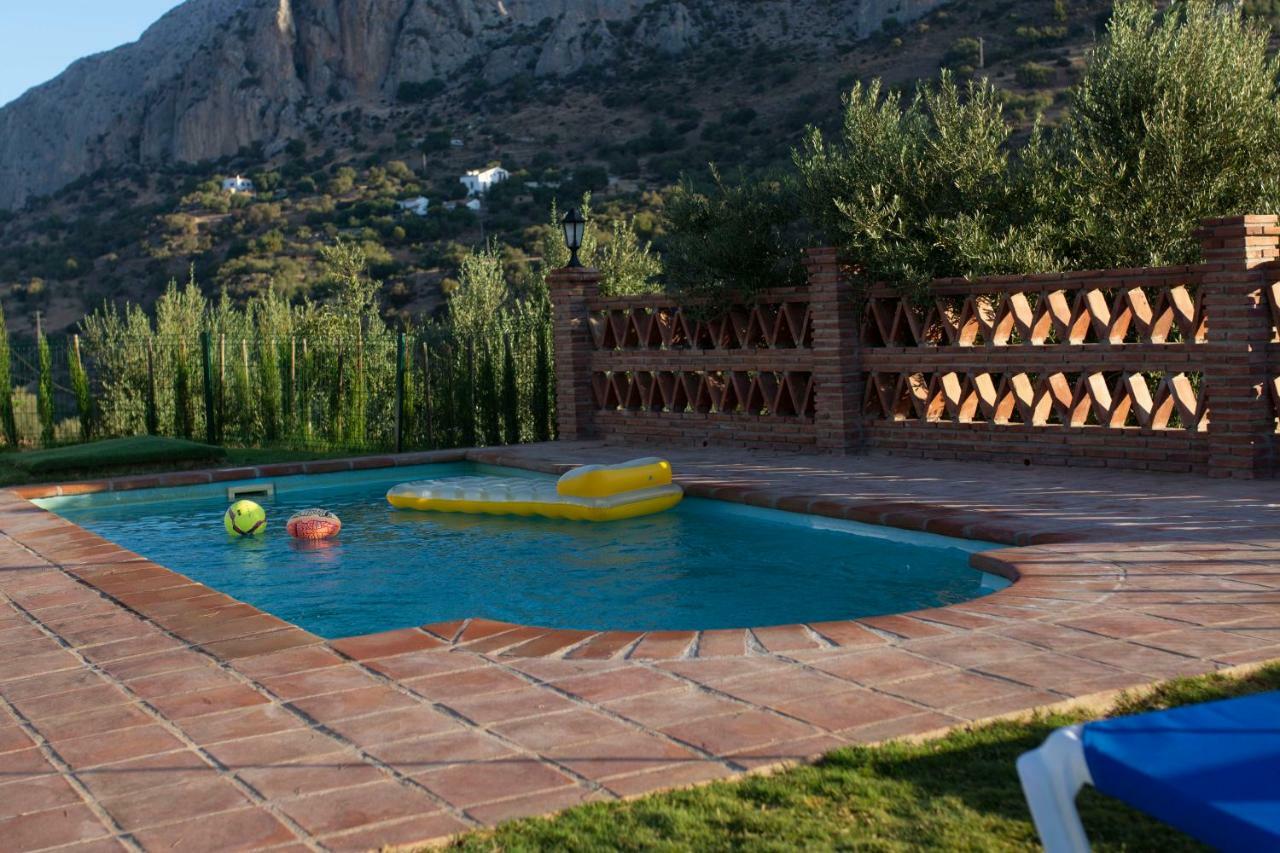 Lagar Del Chorro Junto Caminito Del Rey Piscina Y Baloncesto