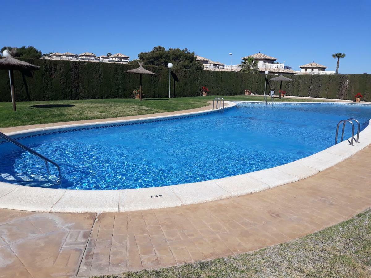 Villa Fabulous Detached Large 5 Bedrooms 3 Bathrooms Backing Onto Golf Course