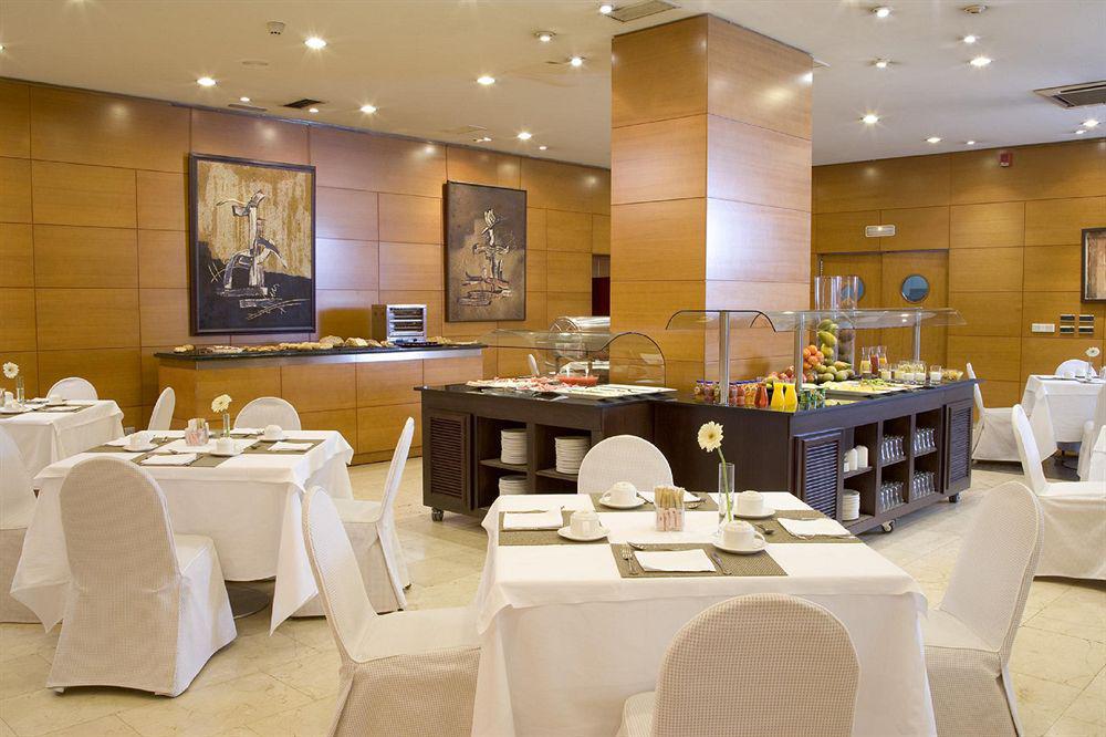 Nh Canciller Ayala Hotel 4*