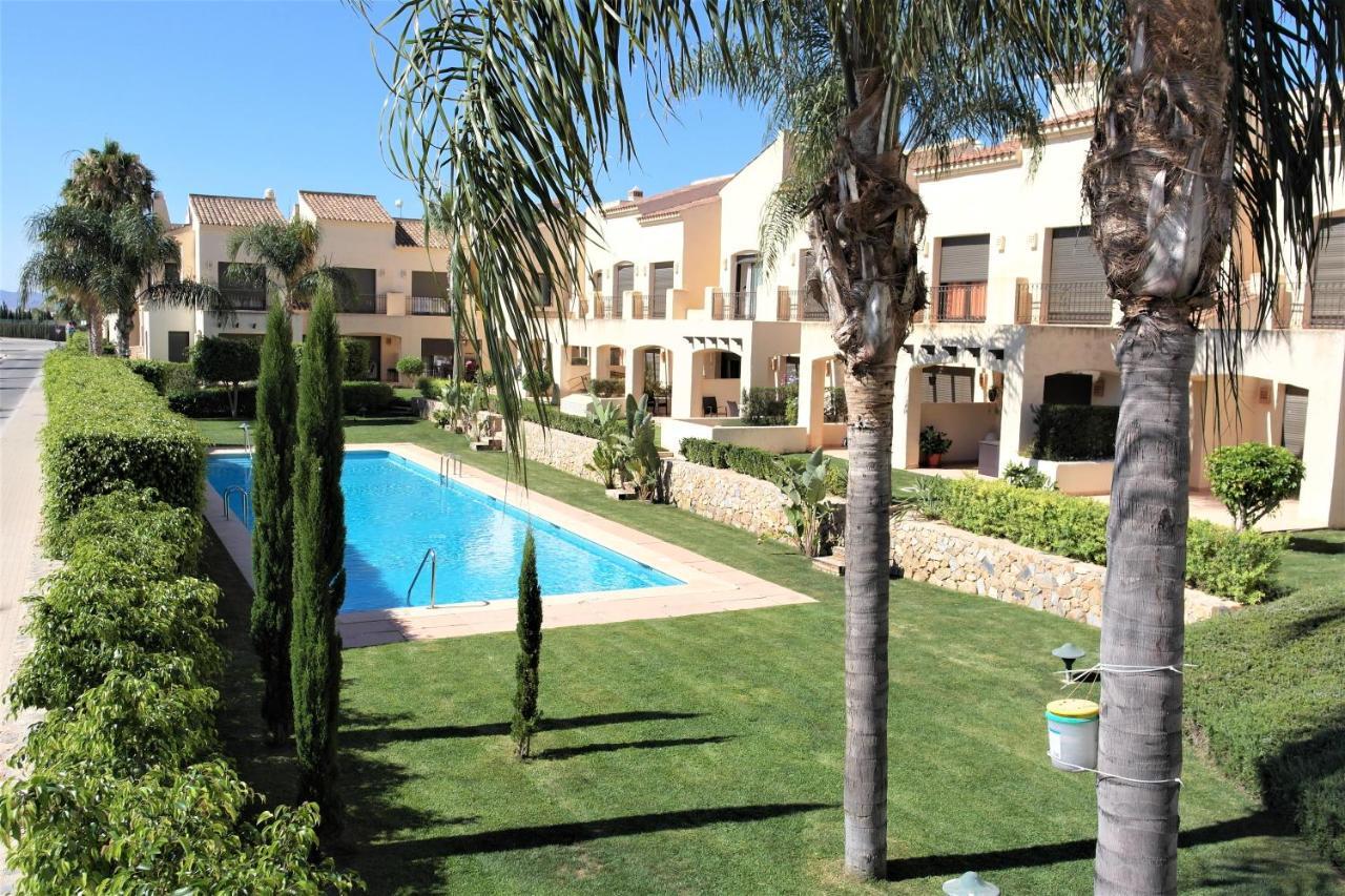 Сasa de vacaciones Townhouse Overlooking The Pool *