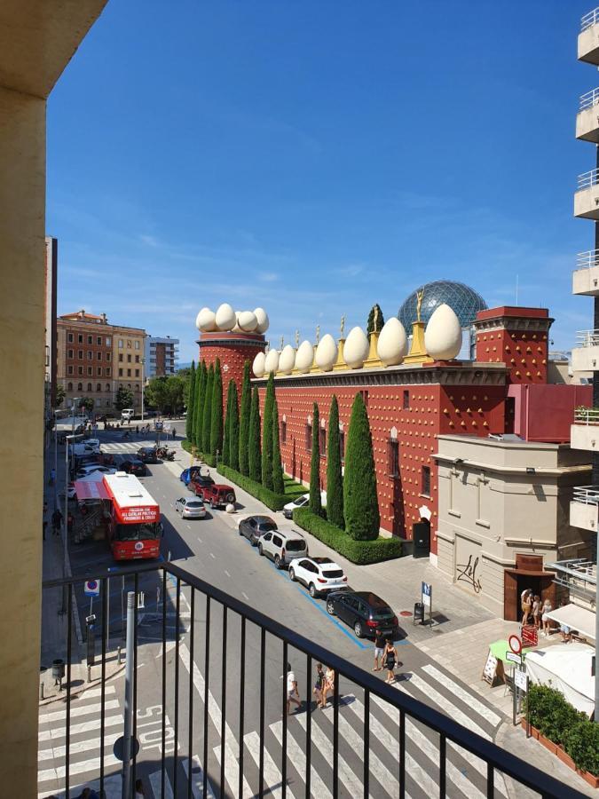 Enfrente Del Museo Dali Figueres (Girona)