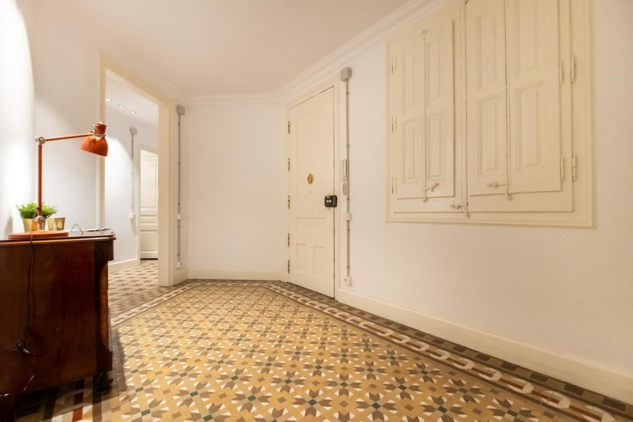 B42 - Modernist For Large Groups In Eixample Apartment Barcelona