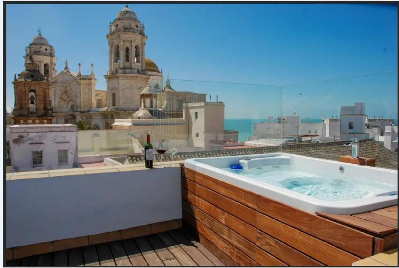 ***** Attic With Impressive Views And Jacuzzi *