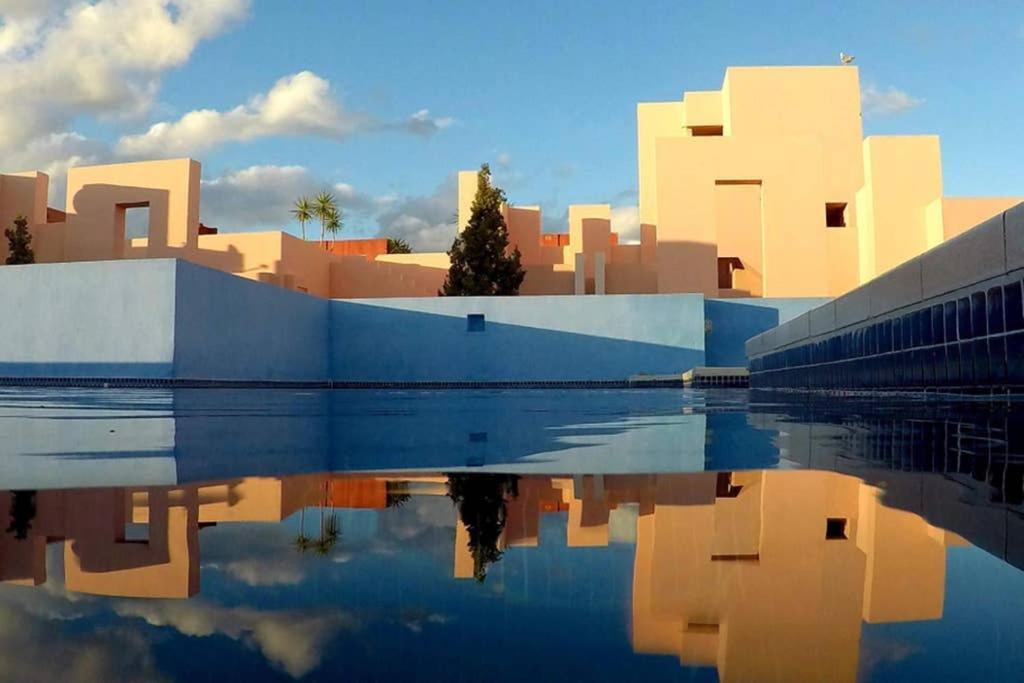 Apartamento La Muralla Roja