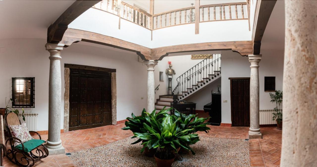 Casa Del Comendador De *