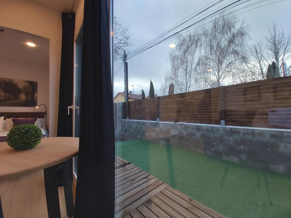 Acero Y Piedra Con Jardin Privado
