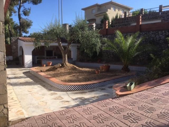 Casa Del Bosque Con Piscina En Sitges Сasa de vacaciones