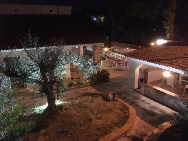 Casa Del Bosque Con Piscina En Sitges Сasa de vacaciones