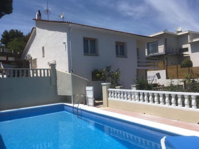 Casa Del Bosque Con Piscina En Sitges Сasa de vacaciones