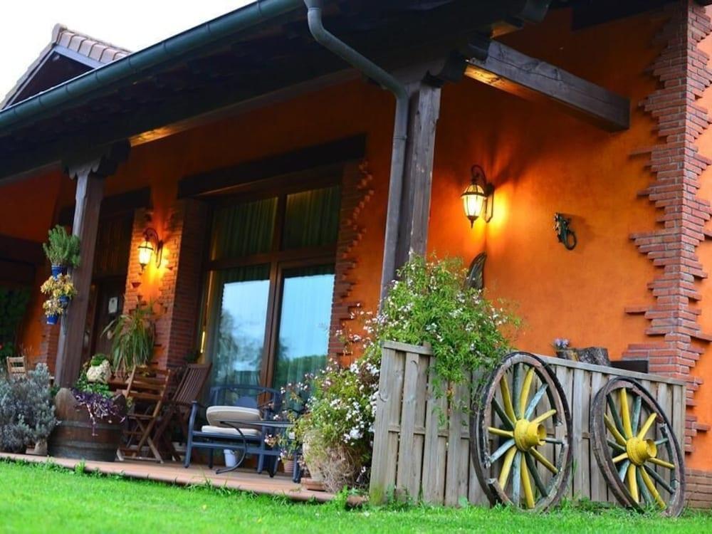 Alojamiento Bernabales Guest house