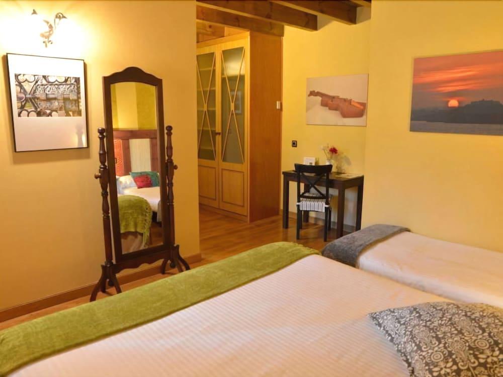Guest house Alojamiento Bernabales