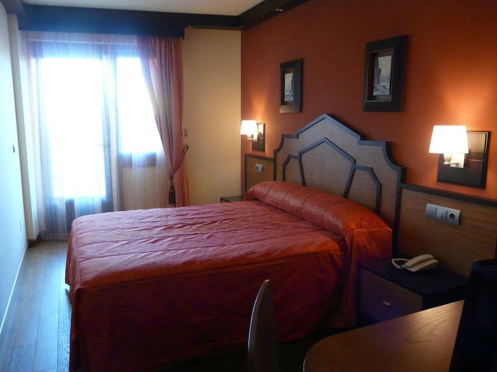 Hotel Tio Manolo De *
