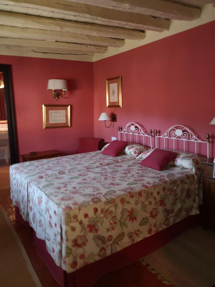 Caserio De Lobones 5* Segovia