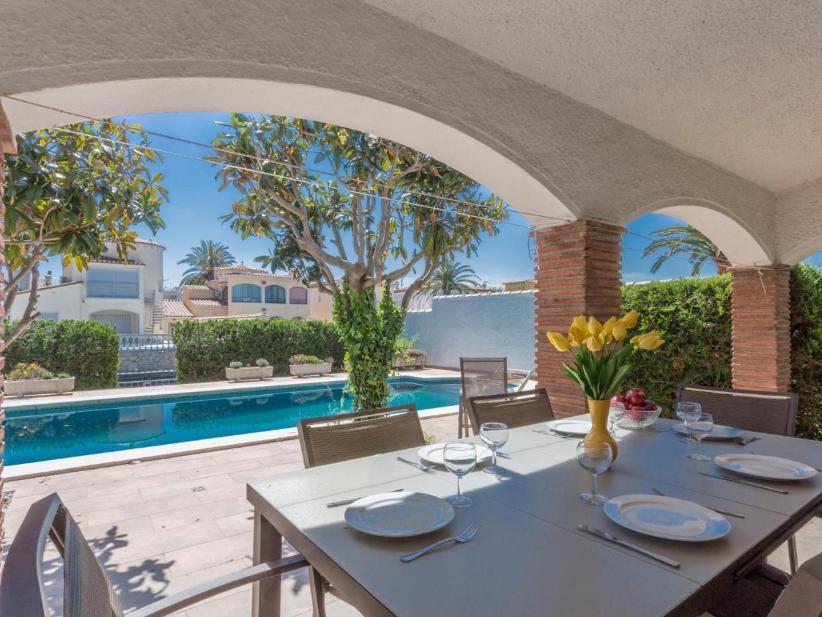 Holiday home Holiday Falconera 33b