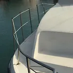 Barco apartamento flotante