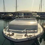 Barco apartamento flotante