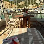Barco apartamento flotante