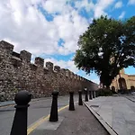 Arte y descanso. Apartamento ubicado al lado del Puerto deportivo, en pleno casco histórico-artístico de Cimadevilla y entre las dos principales playas de Gijón.