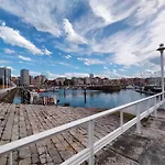 Arte y descanso. Apartamento ubicado al lado del Puerto deportivo, en pleno casco histórico-artístico de Cimadevilla y entre las dos principales playas de Gijón.