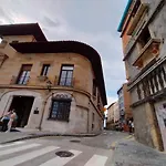 Arte y descanso. Apartamento ubicado al lado del Puerto deportivo, en pleno casco histórico-artístico de Cimadevilla y entre las dos principales playas de Gijón.