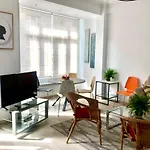 Foodies Location. Surf. Netflix . 3 Bdr